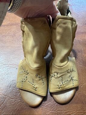 Studded Open-Toe Tan Leather Booties Miz Mooz Adorable 8.5 (39)